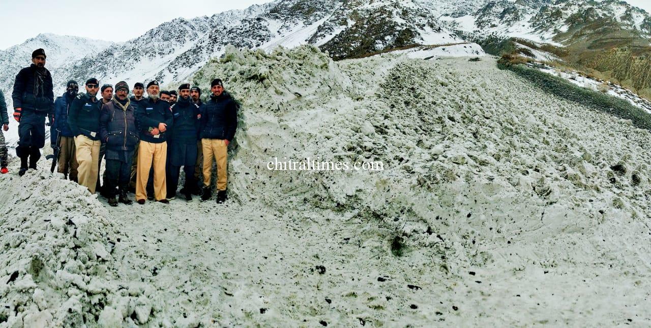 chitraltimes chitral police lower clear the snow covered road