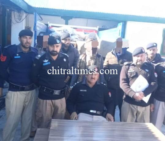 سٹی پولیس چترال کی چوری کے واردت میں ملوث ملزمان کے خلاف کامیاب کاروائی، مزدہ گاڑی اور لکڑیاں برآمد