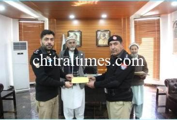 chitraltimes dpo chitral lower distributes welfare cheque among police jawan2