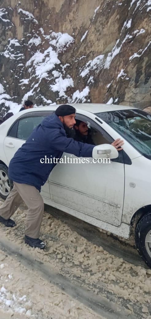 chitraltimes lowari snowfall and trafic police