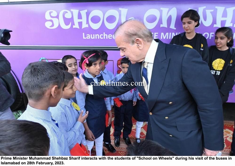 chitraltimes pm shahbaz inagurated school on wheels 4