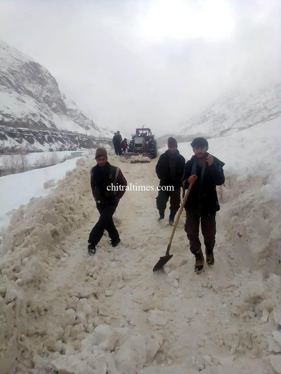 chitraltimes yarkhoon road snow clearing in progress