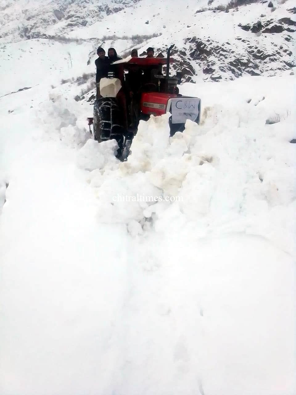 chitraltimes yarkhoon road snow clearing in progress2