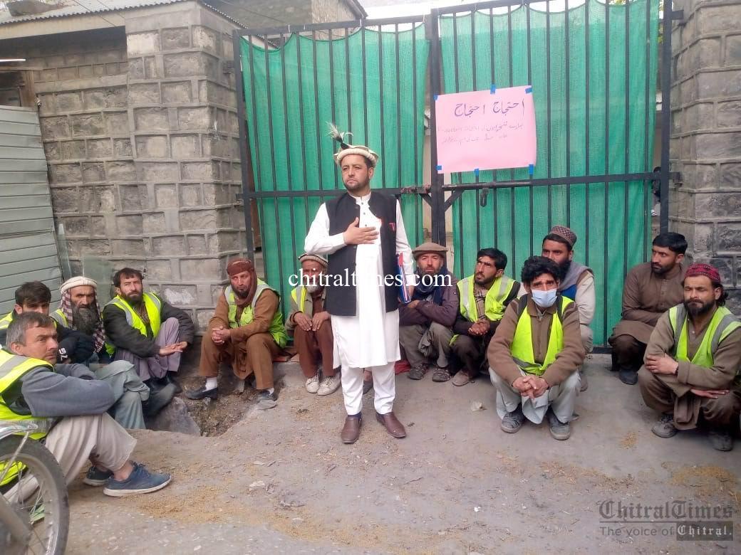 Chitral Times - The voice of Chitral | تحصیل میونسپل ایڈمنسٹریشن چترال کی صفائی اسٹاف کا تنخواہ کی عدم ادائیگی سراپا احتجاج، ٹاون ہال کے سامنے ہڑتال شروع کردی chitraltimes tma chitral staff on strike at kacherehi road