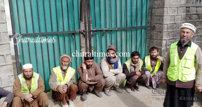 chitraltimes tma chitral staff on strike at kacherehi road