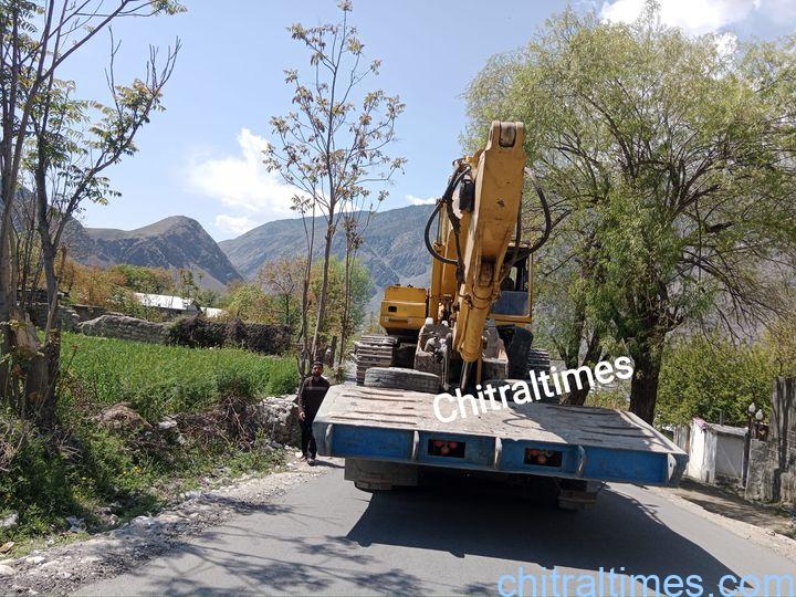 chitraltimes chitral shandur road heavy machinery excivator back to down district