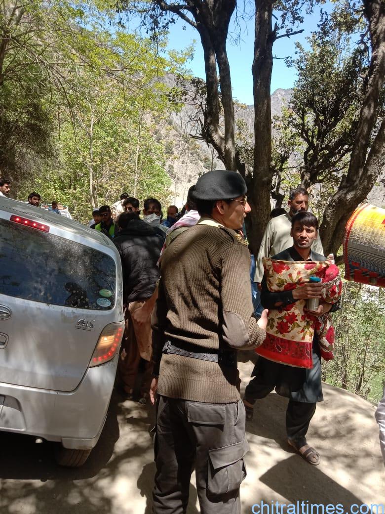 chitraltimes chitral tourisom police facilitates tourists 6