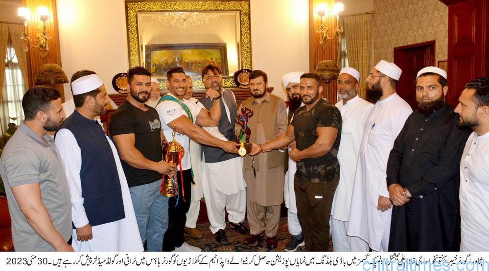 Governor KP giving away medal to wapda body builder