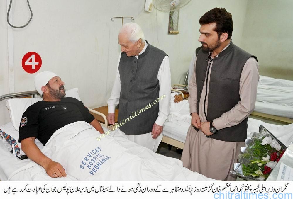 chitraltimes cm kp visiting police service hospital and inquiring the health of police jawan zafar ahma sp rural