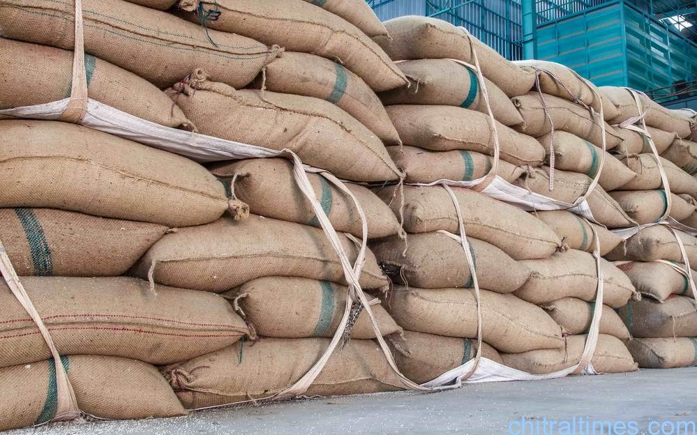 6 لاکھ میٹرک ٹن گندم خرید رہے ہیں۔ ایک من گندم کا نرخ 3900 روپے اور 100 کلو گرام تھیلے کا نرخ 9720 روپے مقرر کیا گیا ہےبیرسٹر محمد علی سیف اور وزیر خوراک ظاہر شاہ نے پریس کانفرنس کی۔۔