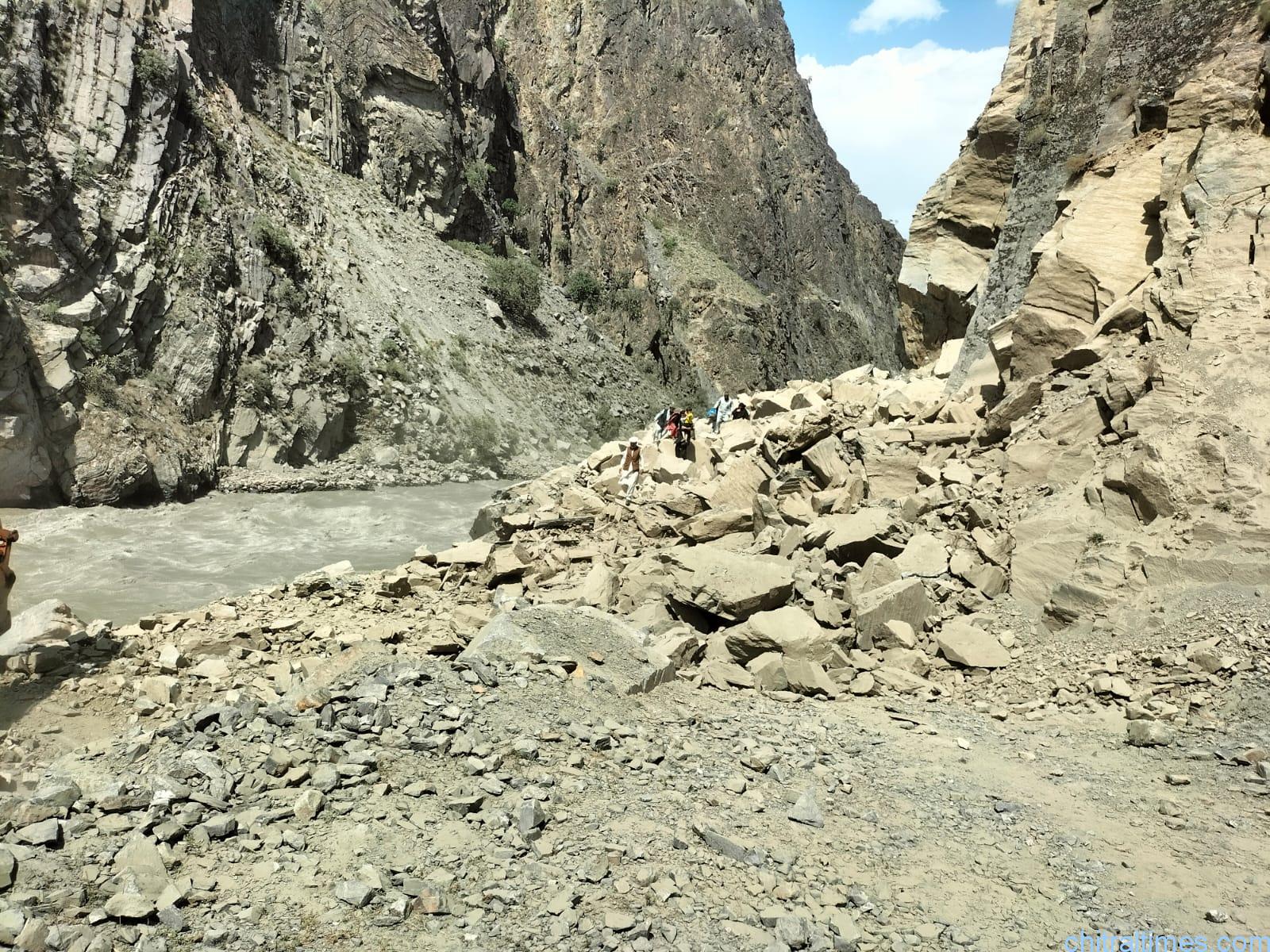 chitraltimes chitral shandur road construction karbitali blosting road block