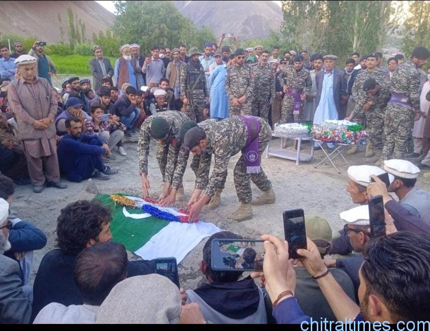 chitraltimes pak army mubarak khan embreced shahadat laspur raman 4