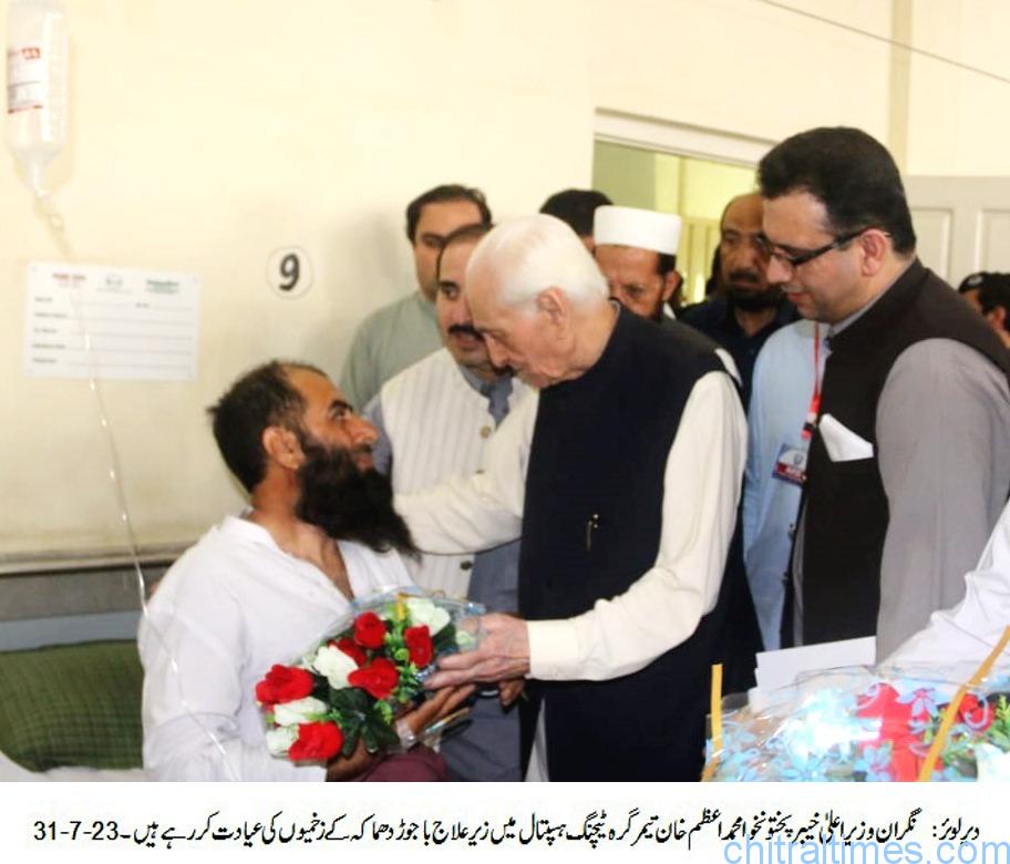نگران وزیراعلیٰ محمد اعظم خان کا قبائلی ضلع باجوڑ اور ضلع دیر لوئر کا دورہ ، باجوڑ بم دھماکے کے ہسپتالوں میں زیر علاج زخمیوں کی عیادت کی