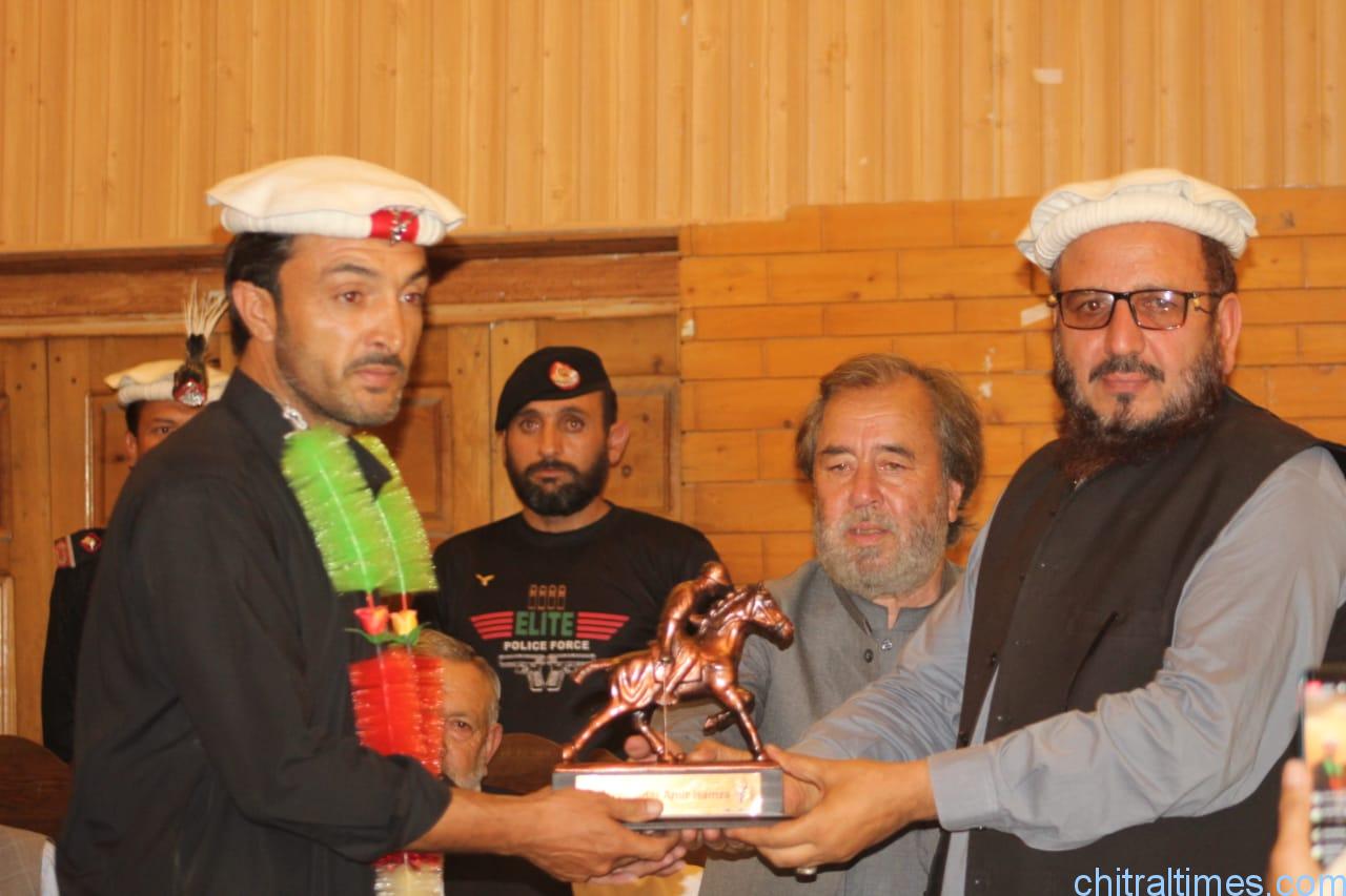 chitraltimes chitral polo team receiving awards 1