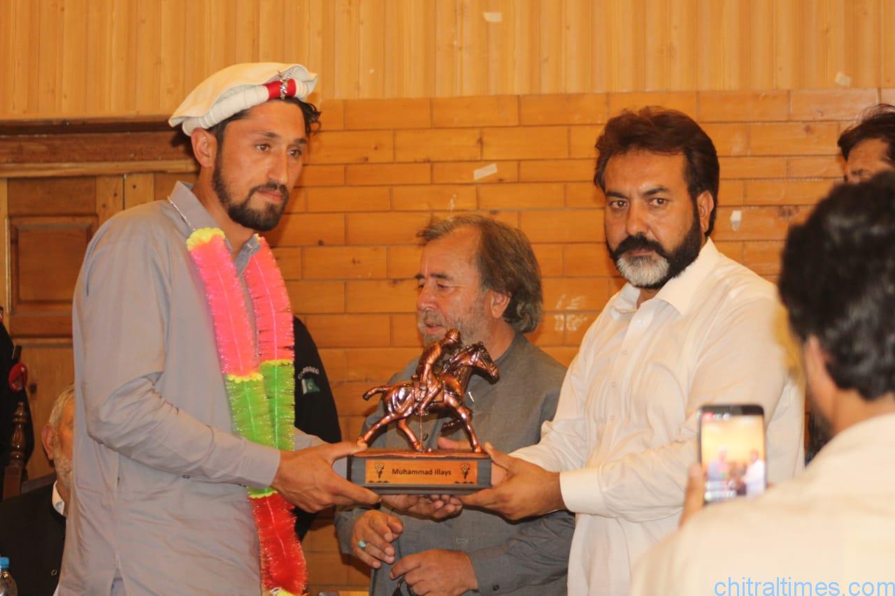 chitraltimes chitral polo team receiving awards 5
