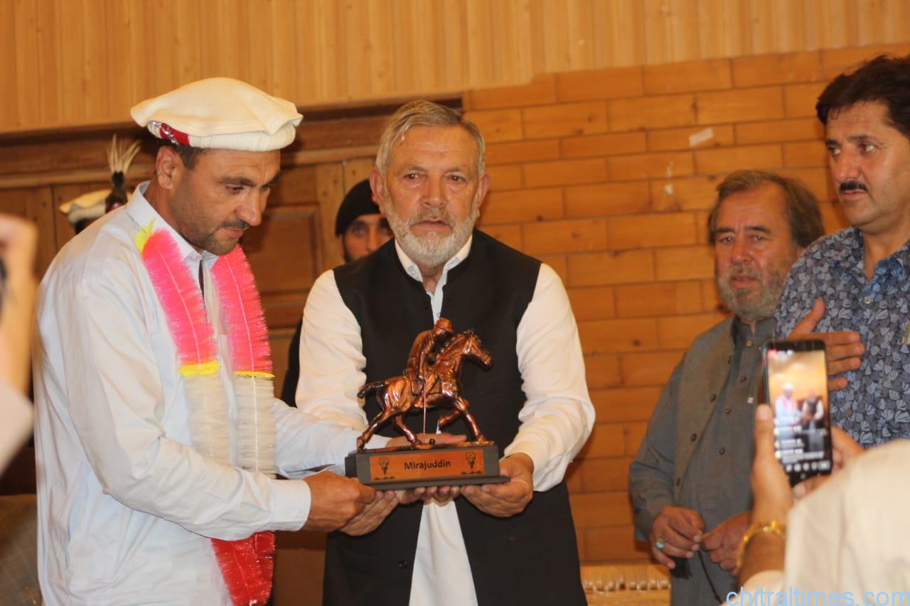 chitraltimes chitral polo team receiving awards 9