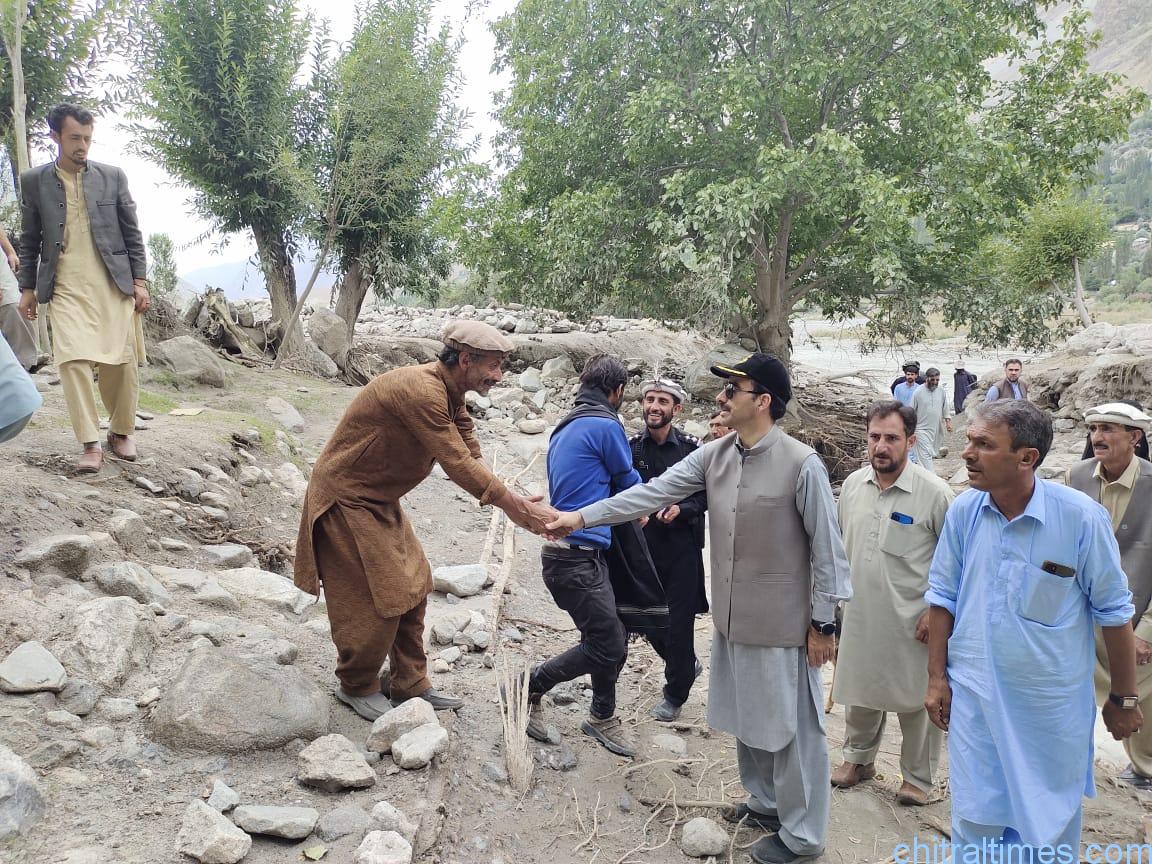 chitraltimes dc upper visits yarkhoon valley and visits flood hit area 14