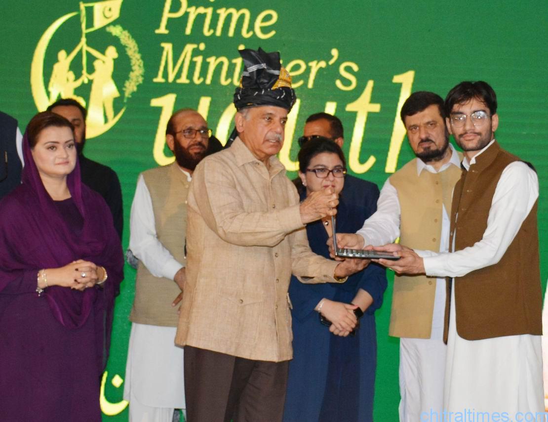 chitraltimes prime Minister Governor KP distributing laptop