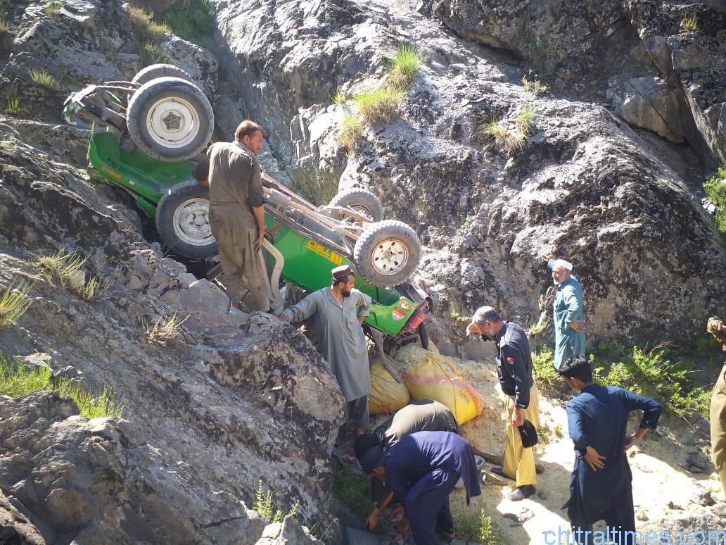 chitraltimes vehicle plunged into revine near drosh lower chitral