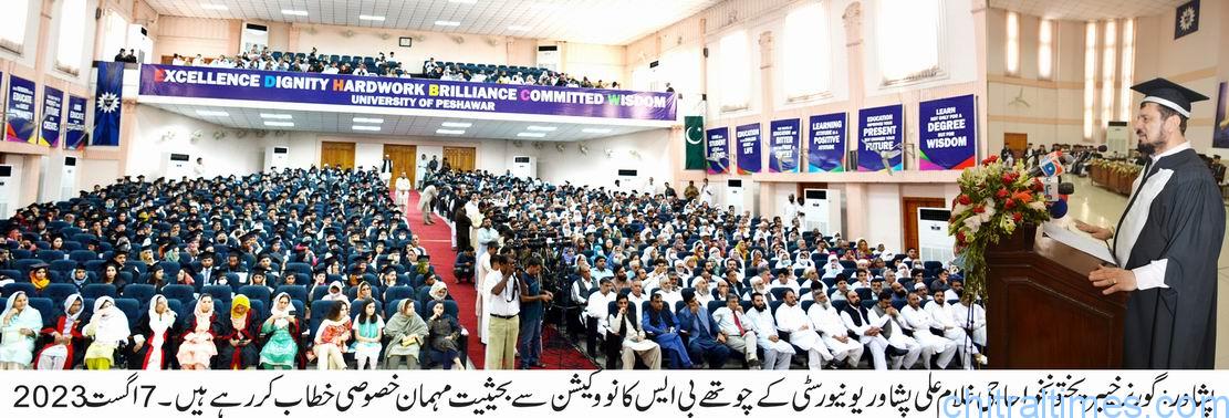 Governor kp addressing peshawar university bs convocation 4