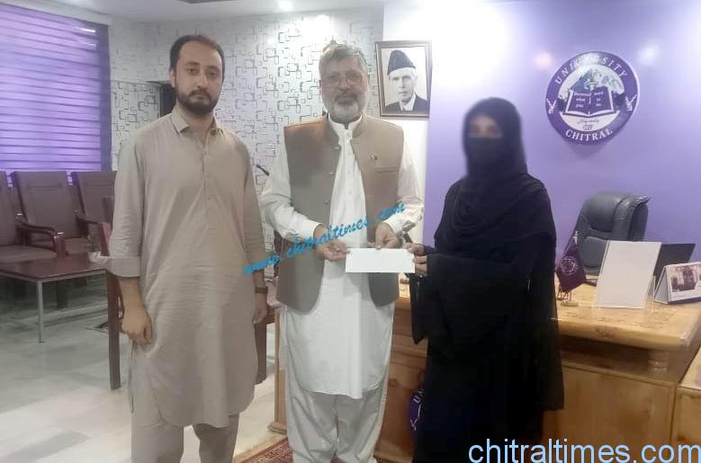 حاجی محمد ظفر کی طرف سے یونیورسٹی آف چترال کی طالبہ کو اسکالرشپ کا اجراء