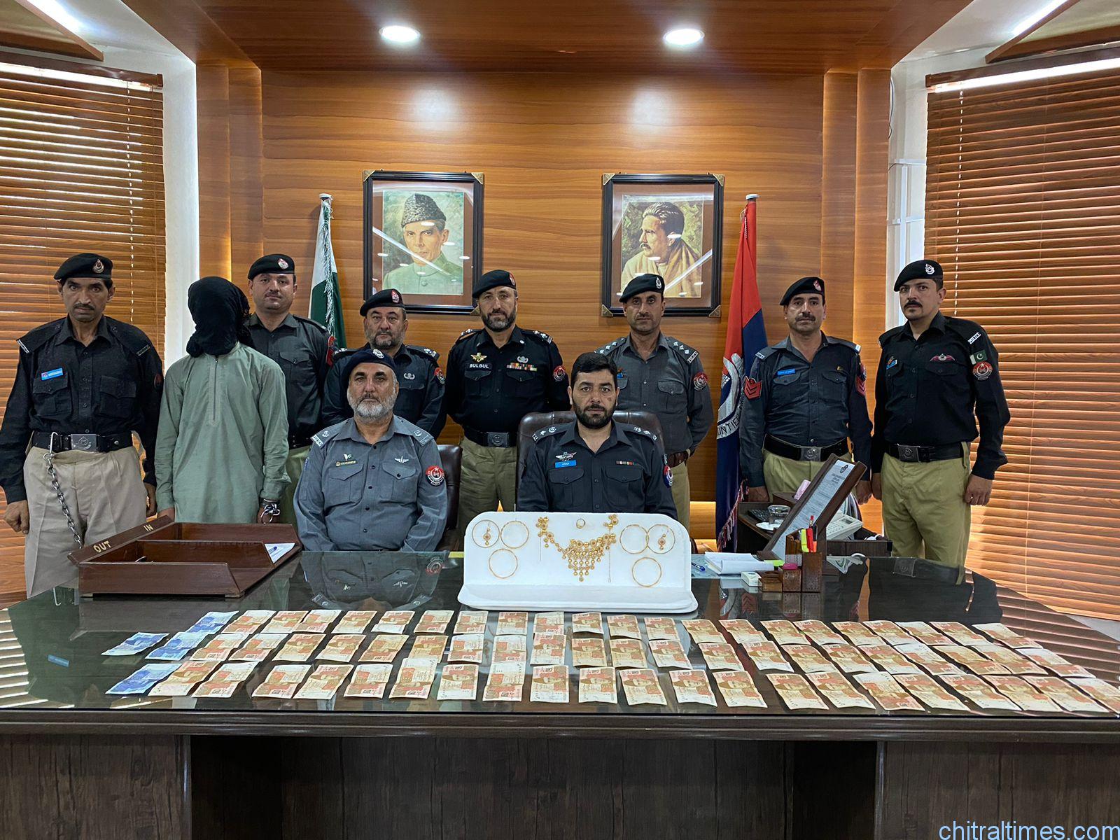 chitraltimes chitralcity polic recovered stolen cash and gold chain group photo with dpo
