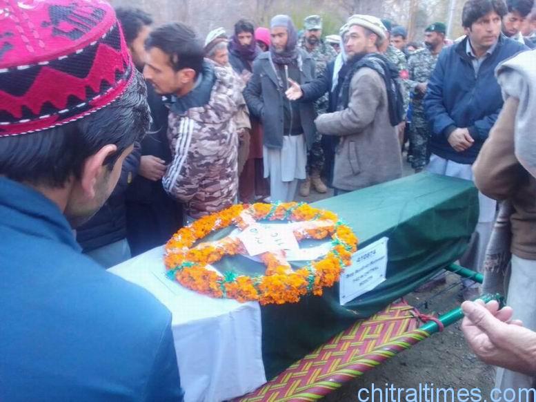 شہید اسدالرحمن کو آبائی قبرستان احمد آباد بمبوریت میں پورے فوجی اعزازکے ساتھ سپرد خاک کردیا گیا 