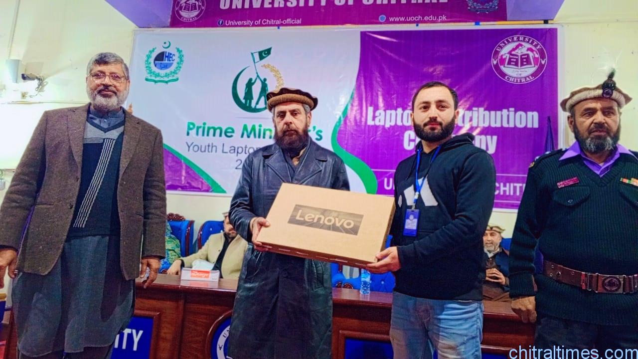 Chitral Times - The voice of Chitral | یونیورسٹی آف چترال میں پرائم منسٹر یوتھ لیپ ٹاپ سکیم کے تحت اسٹوڈنٹس میں لیب ٹاپ تقسیم chitraltimes university of chitral laptop distribution cermony 3