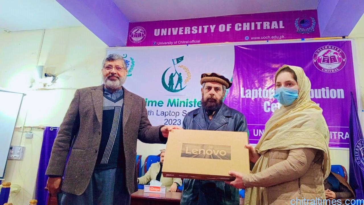 Chitral Times - The voice of Chitral | یونیورسٹی آف چترال میں پرائم منسٹر یوتھ لیپ ٹاپ سکیم کے تحت اسٹوڈنٹس میں لیب ٹاپ تقسیم chitraltimes university of chitral laptop distribution cermony 4