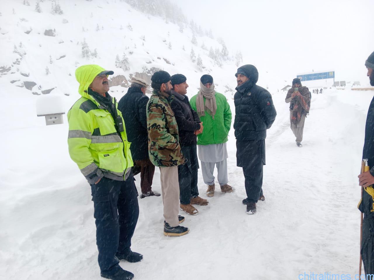 chitraltimes chitral snowfall lowari tunnel passengers stucked 5police