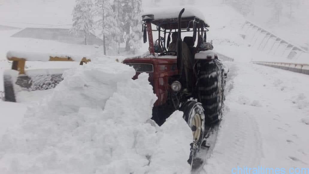 chitraltimes chitral snowfall lowari tunnel passengers stuked 10