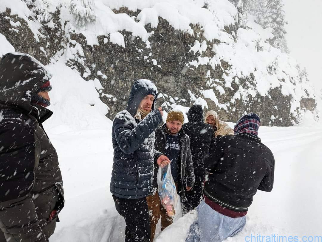 chitraltimes chitral snowfall lowari tunnel passengers stuked 2