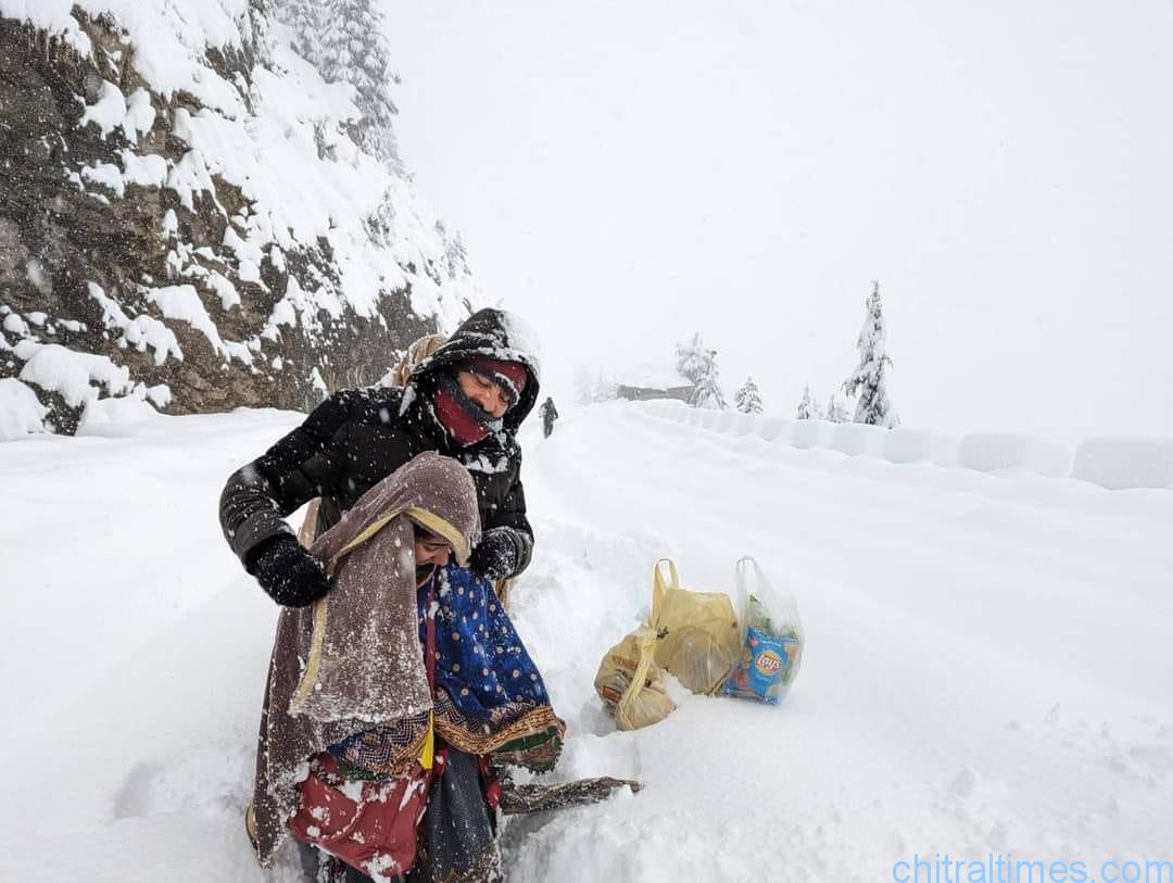 chitraltimes chitral snowfall lowari tunnel passengers stuked 3