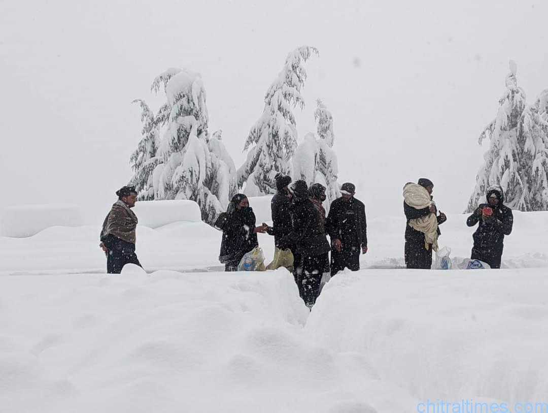 chitraltimes chitral snowfall lowari tunnel passengers stuked 5