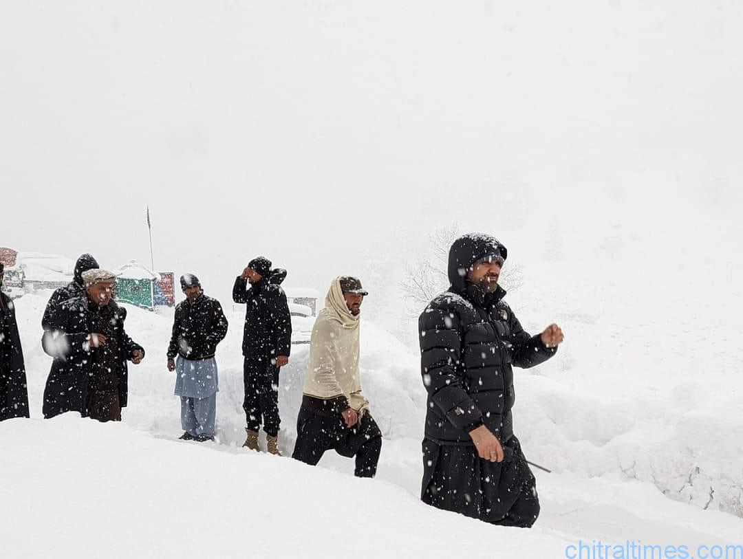 chitraltimes chitral snowfall lowari tunnel passengers stuked 7