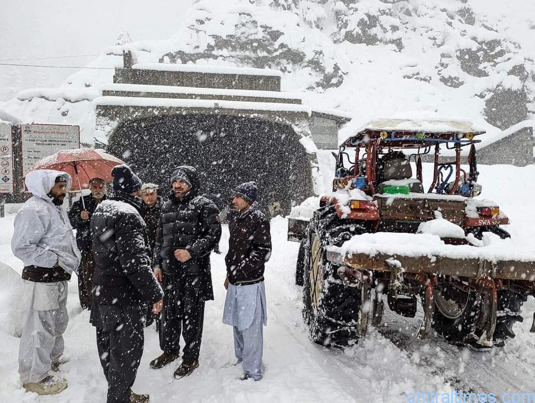 chitraltimes chitral snowfall lowari tunnel passengers stuked 9