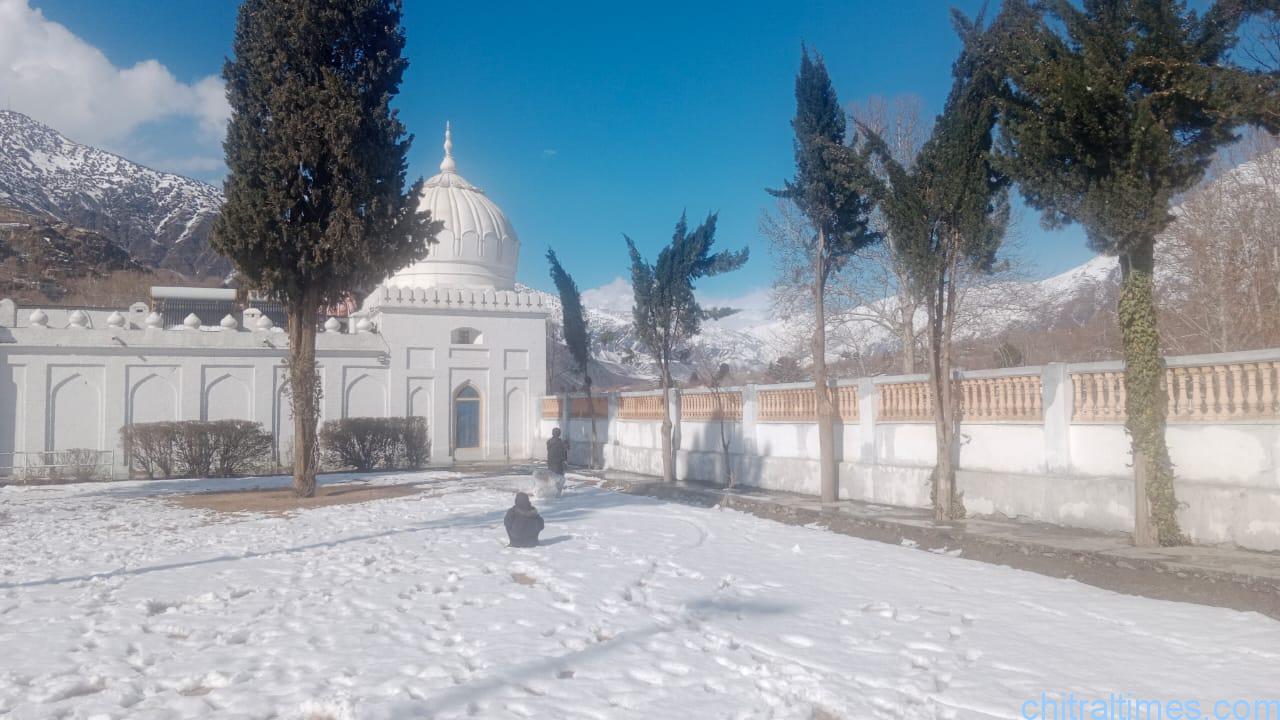 chitraltimes chitral town after snowfall shahi masjid with snow 1