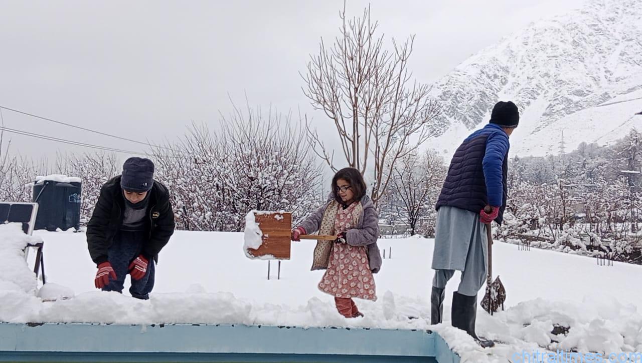 chitraltimes chitral town after snowfall shahi masjid with snow 5