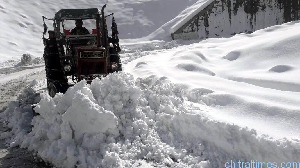چترال میں گزشتہ تین دنوں سے وفقے وقفے بارش اوربرفباری، لواری ٹنل ایریا میں دو فٹ سے زیادہ برف پڑی، تاہم ٹریف رواں دواں ہے