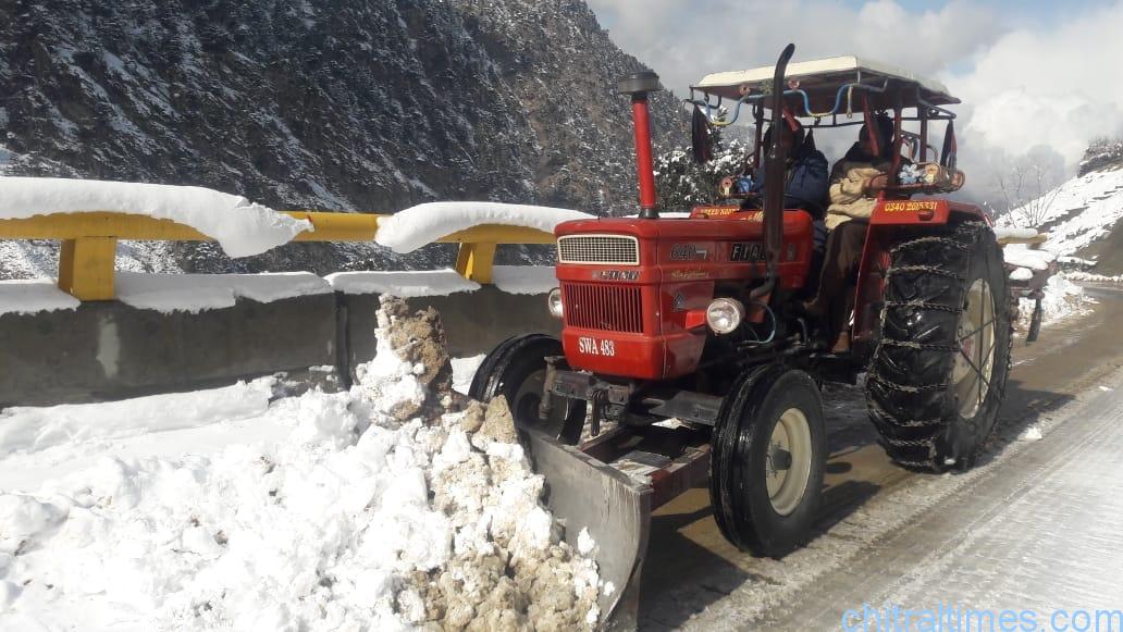 chitraltimes lowari tunnel approach road clearence snowfall removed 8