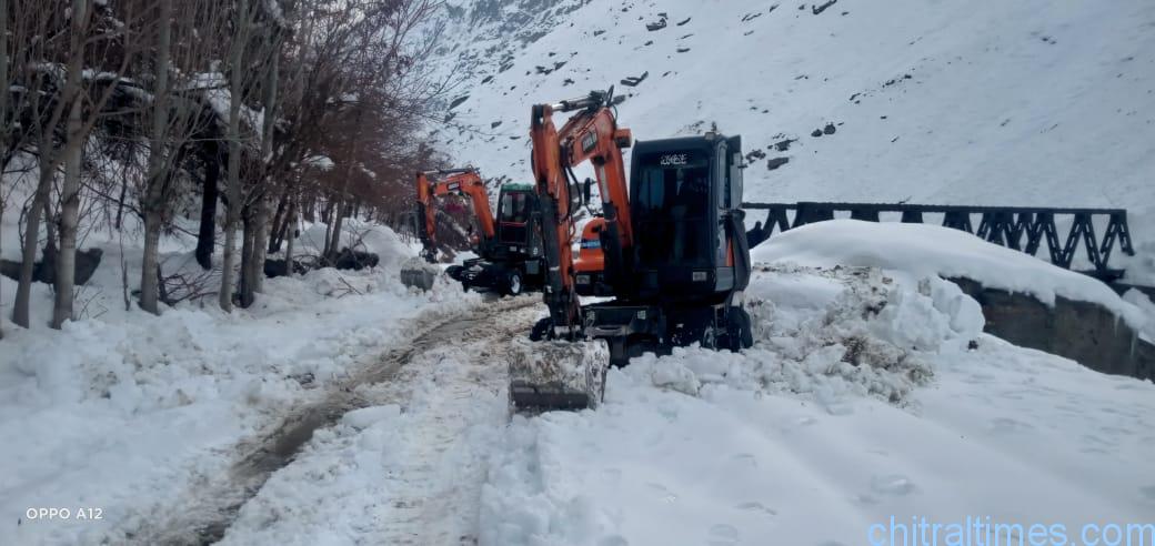 chitaltimes garamchashma road blocked for trafic after heavy snowfall 1