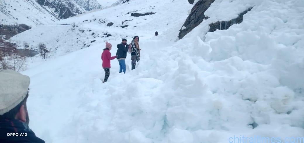 chitaltimes garamchashma road blocked for trafic after heavy snowfall 10
