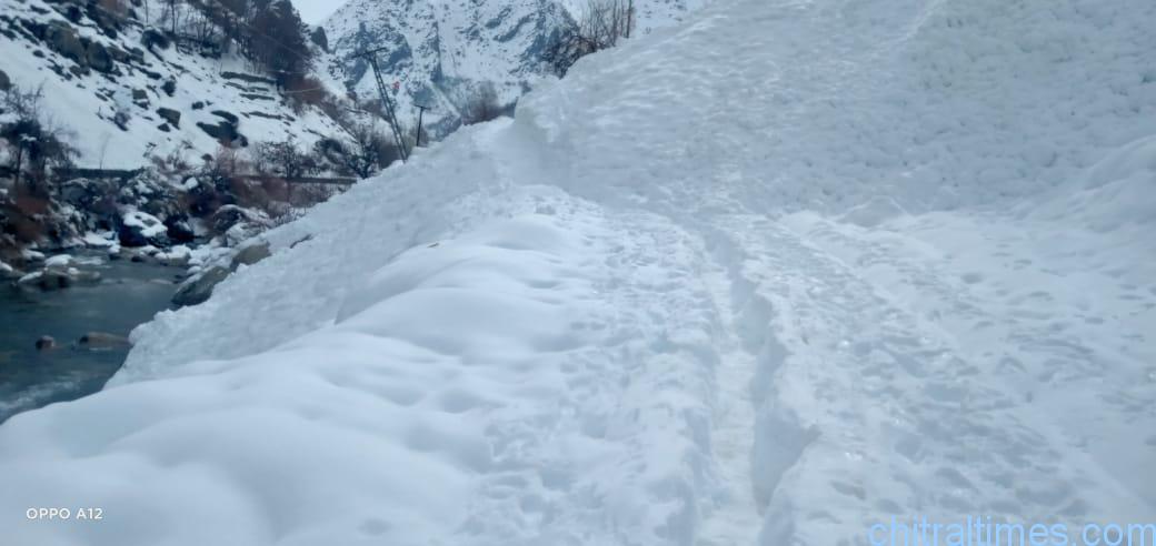 chitaltimes garamchashma road blocked for trafic after heavy snowfall 12