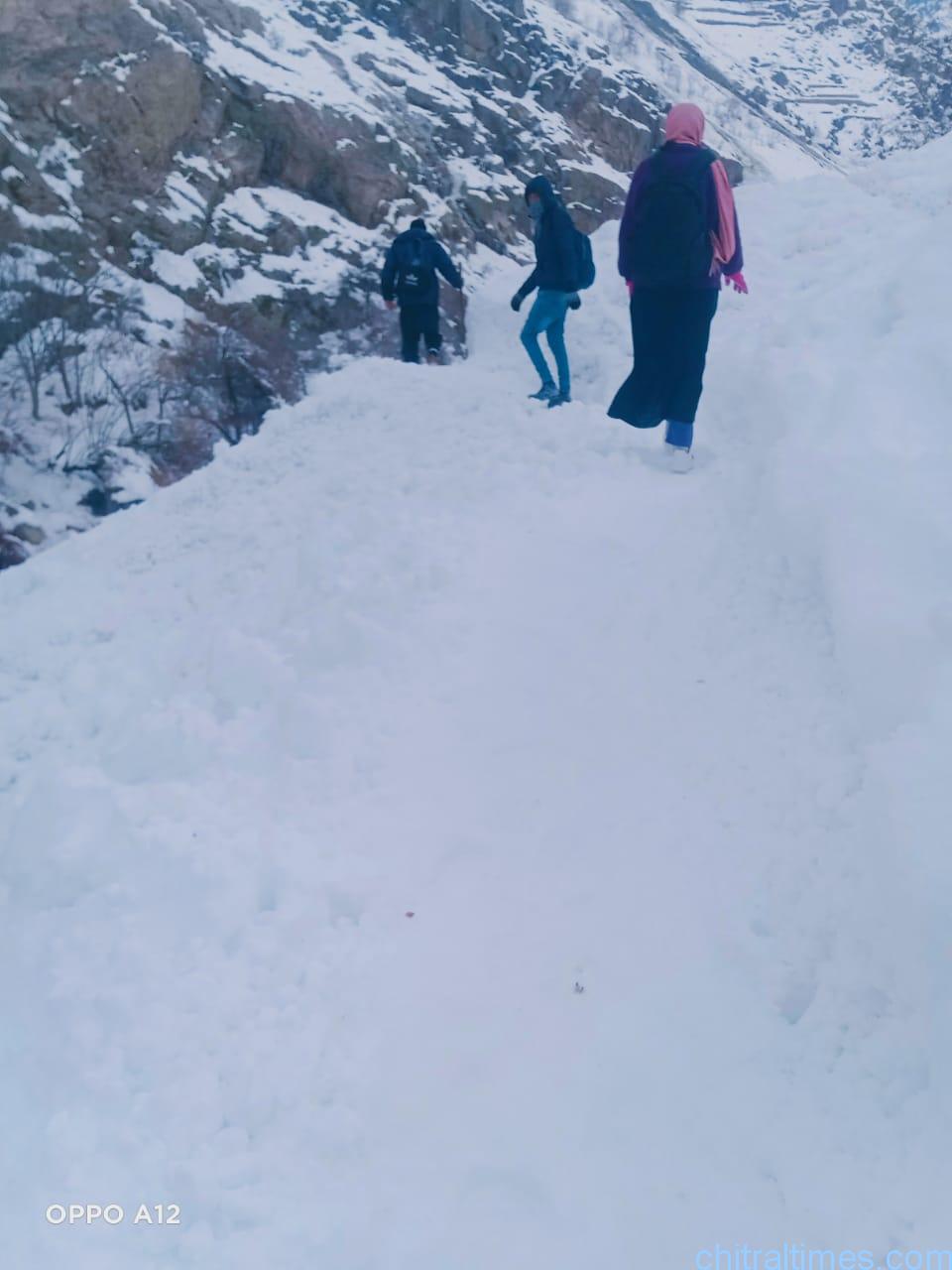 chitaltimes garamchashma road blocked for trafic after heavy snowfall 13