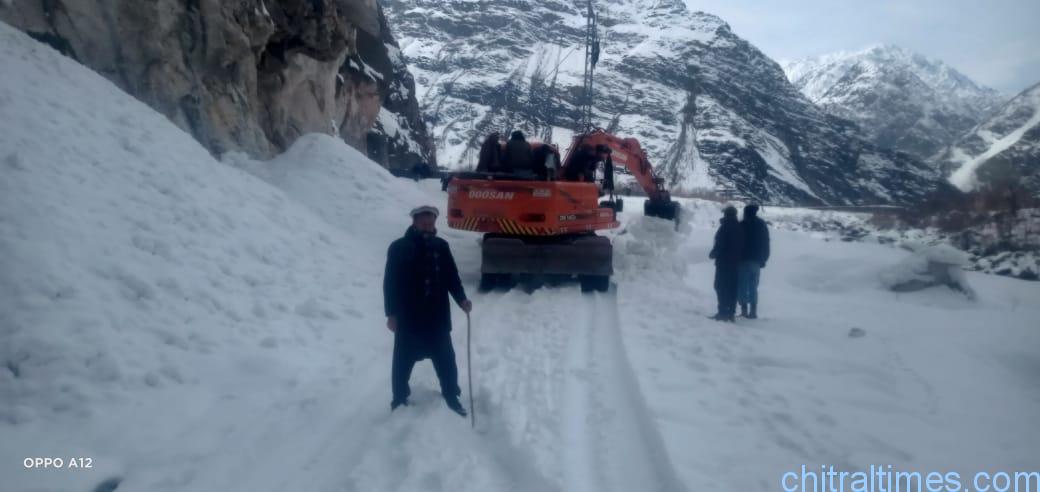chitaltimes garamchashma road blocked for trafic after heavy snowfall 2