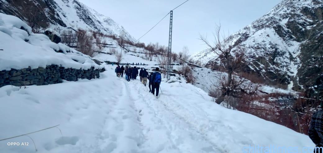 chitaltimes garamchashma road blocked for trafic after heavy snowfall 5