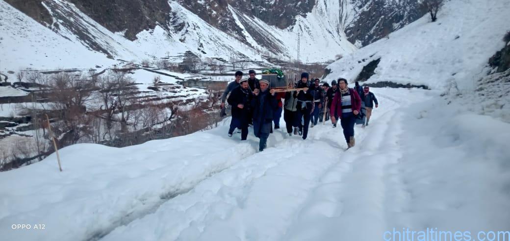 chitaltimes garamchashma road blocked for trafic after heavy snowfall 6