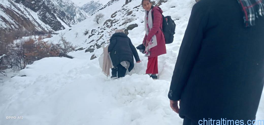 chitaltimes garamchashma road blocked for trafic after heavy snowfall 9