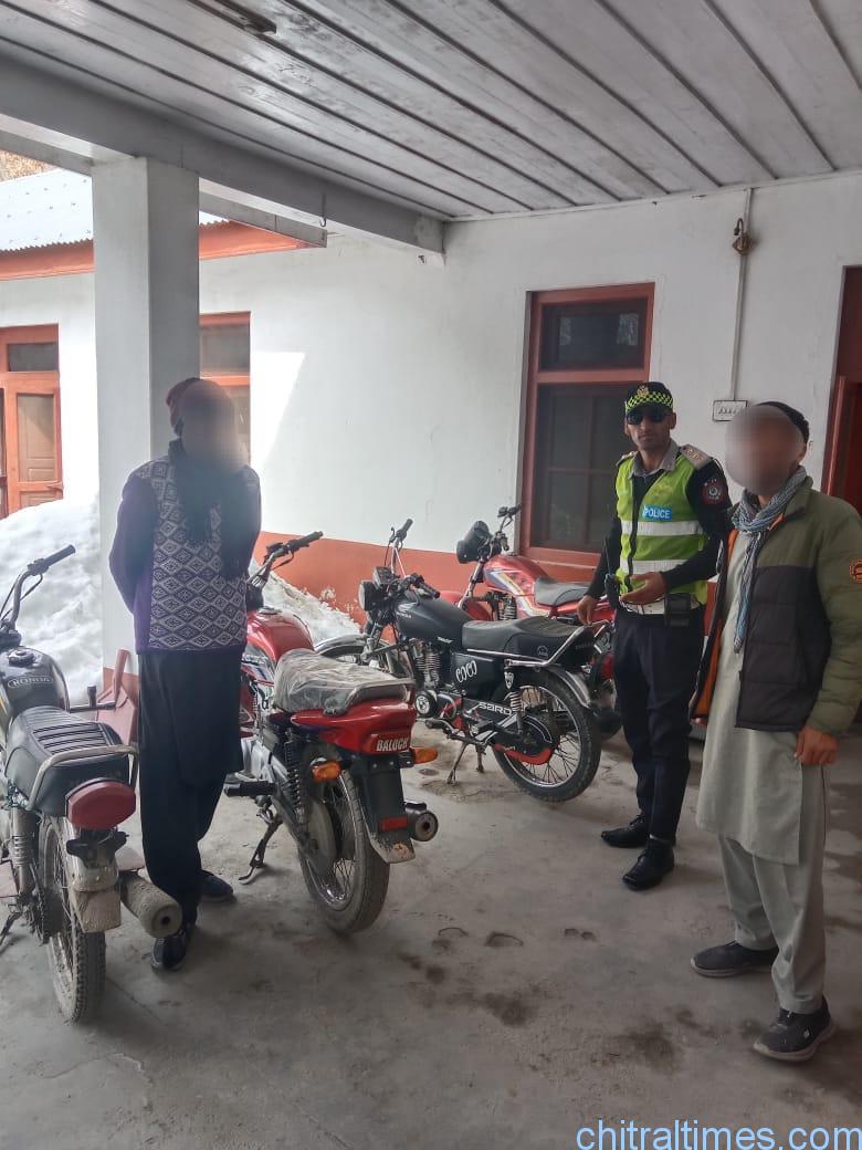 chitraltimes chitral trafic police arrest motorcylist 1