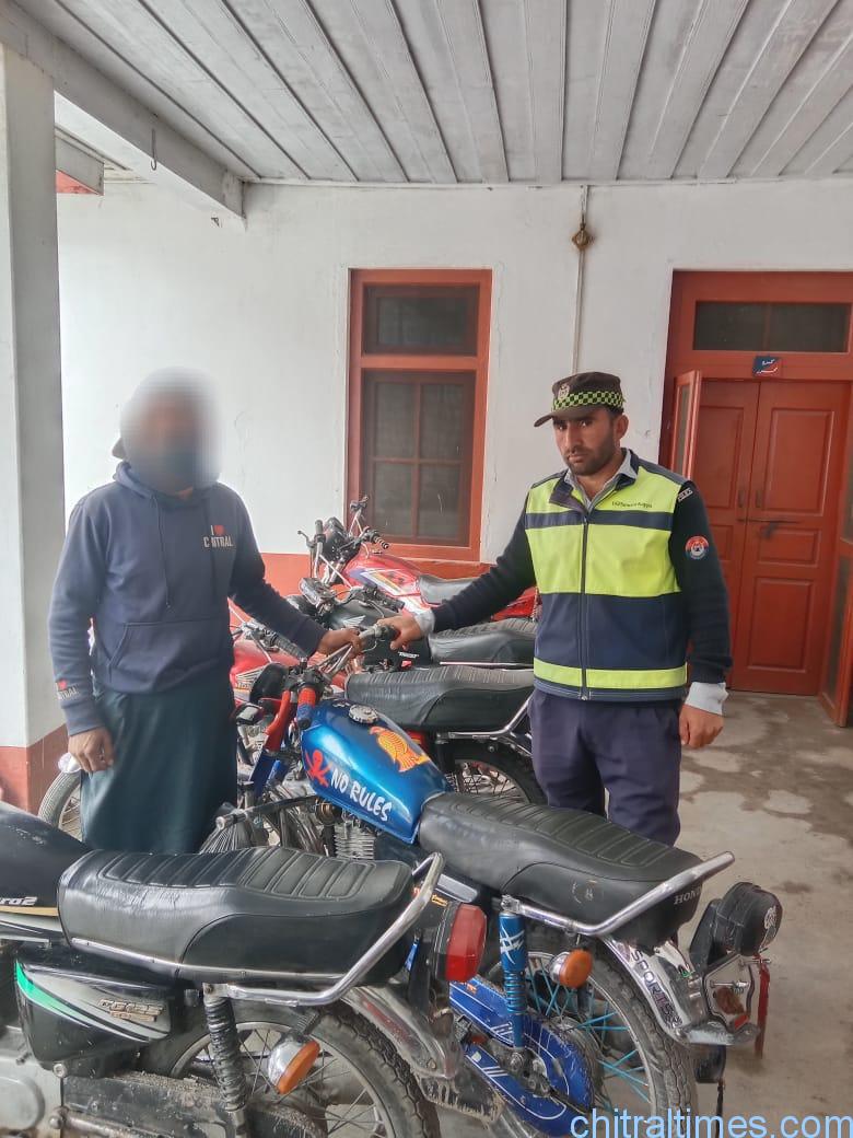 chitraltimes chitral trafic police arrest motorcylist 3